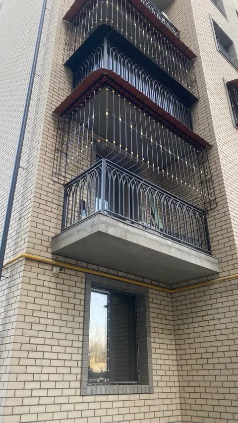 Toshkentda o'rnatilgan temir balkon panjarasi — ko'p qavatli balkon panjaralari, № 001