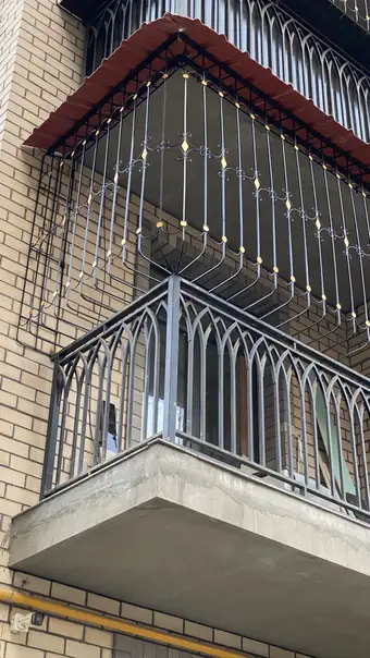 Toshkentda o'rnatilgan temir balkon panjarasi — ravoqli naqshli balkon panjarasi, № 002