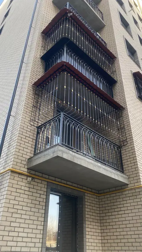 Toshkentda o'rnatilgan temir balkon panjarasi — balkon panjarasi - bino burchagi, № 003