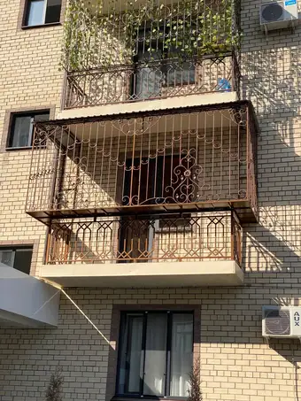 Toshkentda o'rnatilgan temir balkon panjarasi — balkon panjarasi va oynalar, № 004