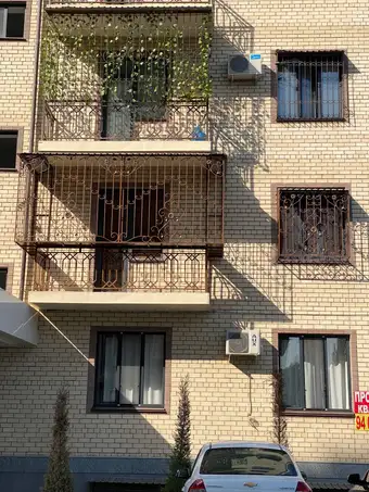 Toshkentda o'rnatilgan temir balkon panjarasi — balkon panjaralari - g'ishtli bino, № 005