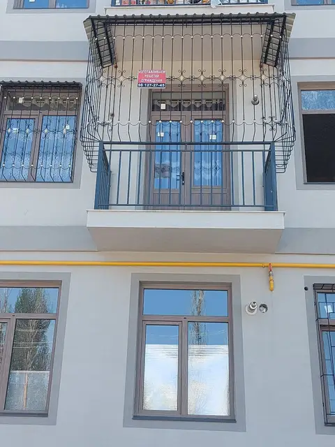 Toshkentda o'rnatilgan temir balkon panjarasi — balkon panjarasi - oq fasad, № 006