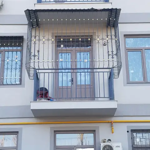 Toshkentda o'rnatilgan temir balkon panjarasi — balkon panjarasi - yangi bino, № 007