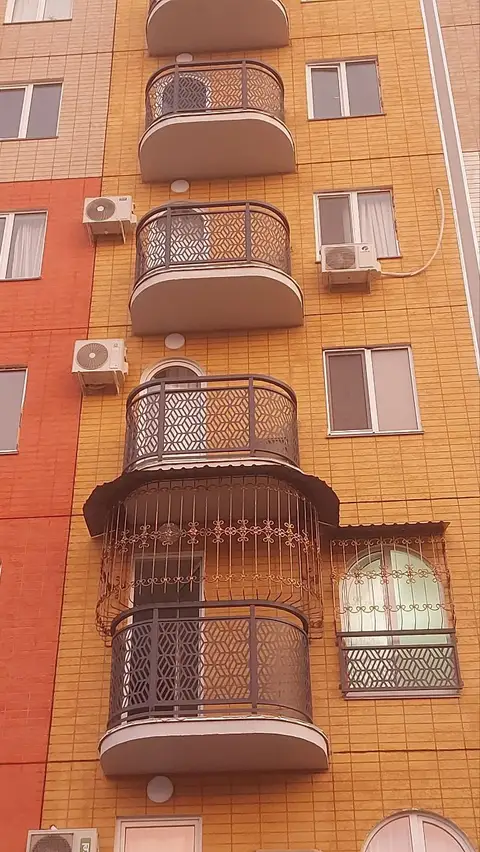 Toshkentda o'rnatilgan temir balkon panjarasi — balkon panjaralari - to'q sariq fasad, № 009