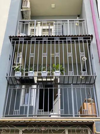 Toshkentda o'rnatilgan temir balkon panjarasi — balkon panjarasi - gulli ayvon, № 012
