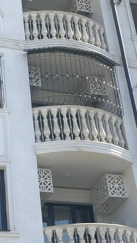 Toshkentda o'rnatilgan temir balkon panjarasi — balkon panjarasi - oq balyustrada ustida, № 014