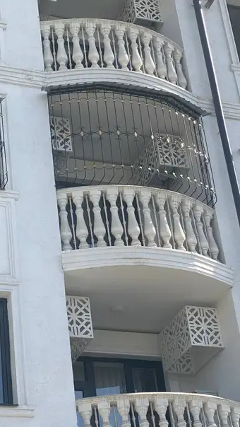 Toshkentda o'rnatilgan temir balkon panjarasi — balkon panjarasi - oq balyustrada ustida, № 014
