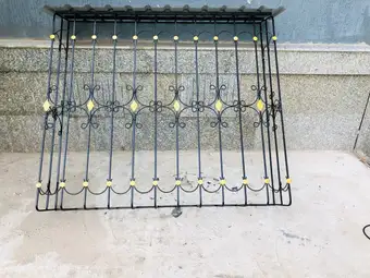 Toshkentdagi temir panjara ustaxonasi — tayyor panjara - devorga suyab qo'yilgan, № 001