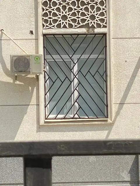 Toshkentda o'rnatilgan temir oyna panjarasi — geometrik diagonal naqsh, № 018