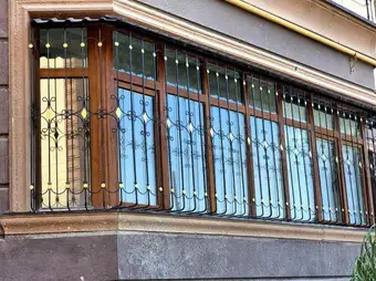 Toshkentda o'rnatilgan temir oyna panjarasi — uzun oynalar qatori panjarasi, № 023