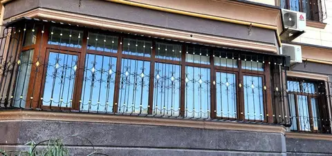 Toshkentda o'rnatilgan temir oyna panjarasi — uzun oynalar panjarasi - ko'k shisha, № 043