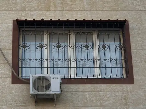 Toshkentda o'rnatilgan temir oyna panjarasi — oyna panjaralari - romb naqsh, № 049