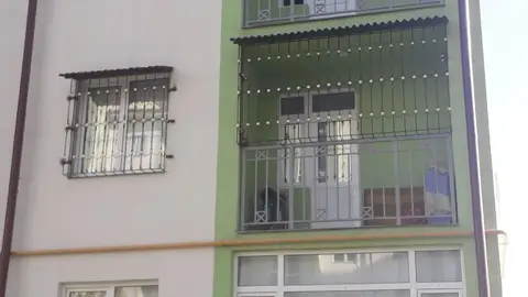 Toshkentda o'rnatilgan temir oyna panjarasi — yashil binoda oyna panjaralari, № 060
