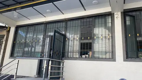 Toshkentda o'rnatilgan temir oyna panjarasi — vitrina panjarasi burchakdan, № 066