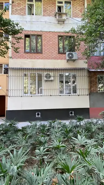 Toshkentda o'rnatilgan temir oyna panjarasi — binoda uzun oyna panjarasi, № 067