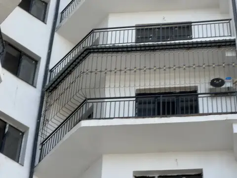 Toshkentda o'rnatilgan temir perila — oq binoda balkon perilasi, № 001
