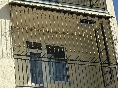 Toshkentda o'rnatilgan temir perila — sariq rombli balkon perilasi, № 004