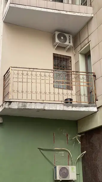 Toshkentda o'rnatilgan temir perila — mis rangli balkon perilasi, № 006