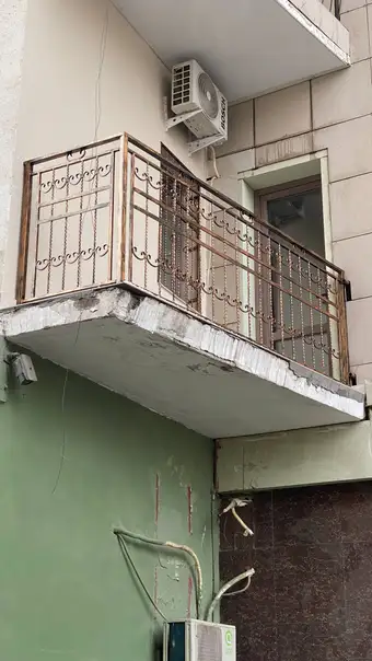 Toshkentda o'rnatilgan temir perila — naqshli balkon perilasi, № 008
