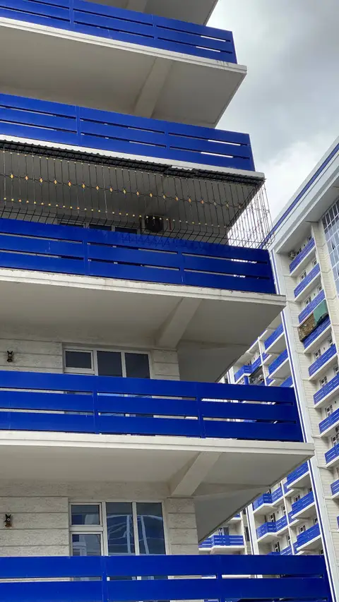 Toshkentda o'rnatilgan temir perila — ko'k balkon perilalari, № 010